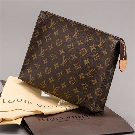 louis vuitton toiletry pouch on chain|toiletry pouch 26 Louis Vuitton.